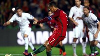 Portugal unggul lebih dulu lewat pinalti Ronaldo. REUTERS/Pedro Nunes.