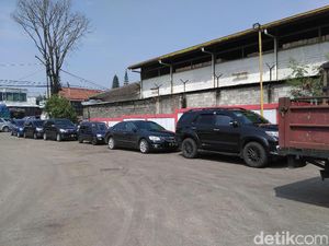 Macet di Rancaekek, SPBU Diserbu Kendaraan untuk Istirahat Macet di Rancaekek, SPBU Diserbu Kendaraan untuk Istirahat