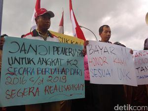 Tuntut Kenaikan Honor, Guru K2 di Blitar Demo