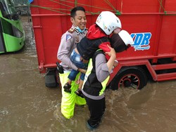 Begini Aksi Polwan Gendong Bocah Saat Banjir Menerjang Rancaekek