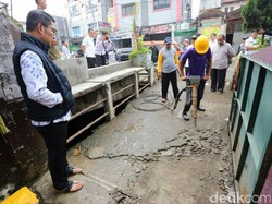 Ridwan Kamil Pantau Pembongkaran Jembatan di Pagarsih yang Hambat Jalan Air