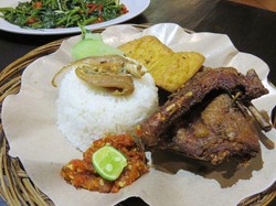 Malam Ini Enaknya Menikmati Nasi Tempong, Ayam Goreng Basah Hingga Bakso Hangat di Tebet