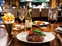 Ini 7 Tata Cara yang Perlu Diikuti Saat Jamuan Makan di Rumah dan Restoran