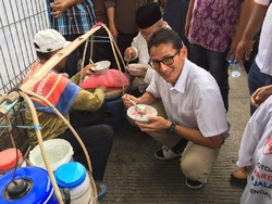 Pertama Kali Coba Selendang Mayang, Sandiaga: Wajib Ada di Balai Kota