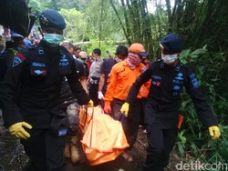 Tangis Pecah Saat 4 Jasad Penumpang Mobil Tertimbun Longsor di Lembang Diangkut Ambulans