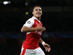 Alexis Sanchez Enjoy Aja Jadi Penyerang Tengah