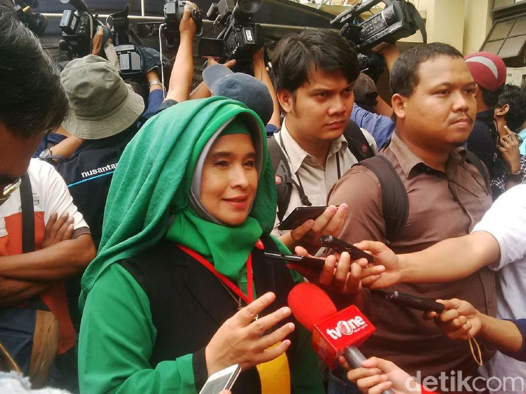 Neno Warisman soal Puisi di Munajat 212: Doa Itu dari Dulu Saya Suka Neno Warisman soal Puisi di Munajat 212: Doa Itu dari Dulu Saya Suka