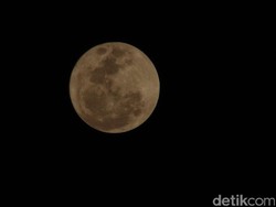 Cek Langit Senja Sekarang Juga, Ada Bulan Cacing Penuh!