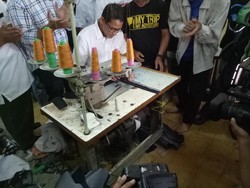Belajar Menjahit di Rumah Warga, Sandiaga: Ternyata Saya Berbakat