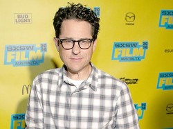 J.J Abrams Produseri Pentas Teater The Play That Goes Wrong