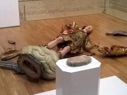 Keasyikan Selfie, Turis Tak Sengaja Pecahkan Patung Kuno di Museum Portugal