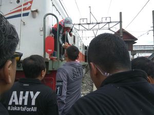 Agus Yudhoyono Sapa Petugas PT KAI dan Tukang Las Sepatu di Priok