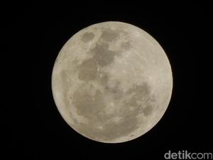 Begini Cantiknya Penampakan Supermoon di Belahan Langit Indonesia