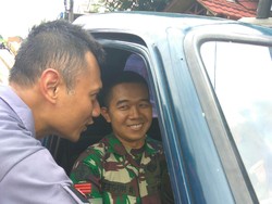 Agus Yudhoyono Sapa Prajurit TNI di Sela Blusukan di Kebon Bawang