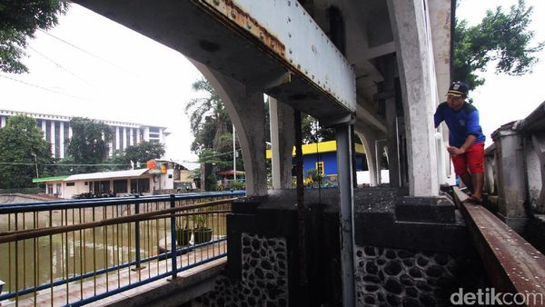 Perawatan Pintu Air di Jakarta
