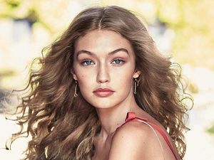 Gigi Hadid Pose Tanpa Busana di Atas Kuda