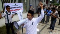 Puluhan Orang Demo di Depan Kedubes China