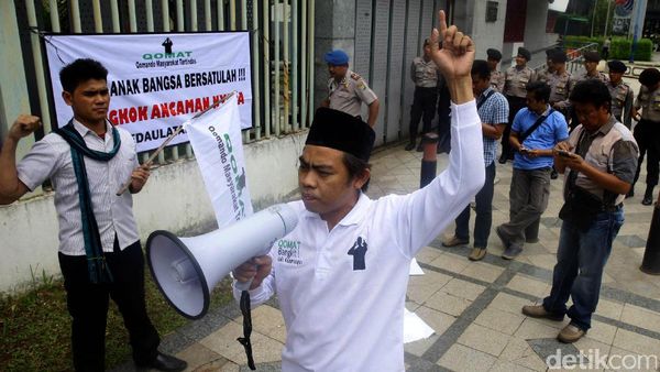 Puluhan Orang Demo di Depan Kedubes China