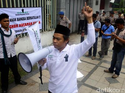 Puluhan Orang Demo di Depan Kedubes China