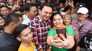 Blusukan di Jatinegara, Ahok Diserbu Ibu-ibu