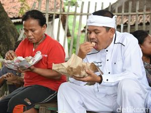 Kang Dedi Makan Bareng Warga yang Kena Banjir di Karawang