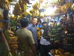 Sambil Borong Pisang, Agus Doakan Pedagang Pasar Anyar Bahari Sukses