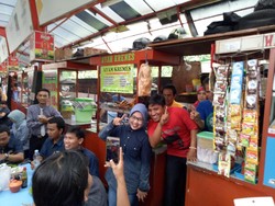 Sylviana Murni Bernostalgia dengan Pedagang Kaki Lima di Kebon Sirih Jakarta