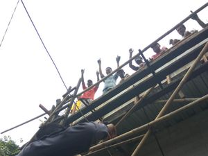 Dari Atas Genteng, Pekerja Bangunan Serukan Dukungan ke Agus Yudhoyono