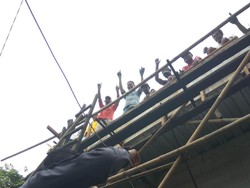 Dari Atas Genteng, Pekerja Bangunan Serukan Dukungan ke Agus Yudhoyono