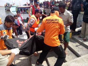 Mayat Pria Memakai Anting-Anting Ditemukan Terapung di Laut Situbondo