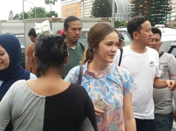 Ikut Ahok Blusukan di Pasar, Cathy Sharon: Mending Naik Bajaj Deh