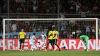 Di Maria menjabol gawang Ospina di menit 84. Messi bisa merebut bola dari pemain belakang Kolombia, lalu melakukan penetrasi dari sayap kanan. Dia mengirim umpan matang yang diselesaikan oleh Di Maria dengan satu sepakan keras kaki kiri. REUTERS/Enrique Marcarian.