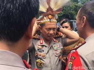 Kenakan Wolem Eri, Kapolri Hadiri Launching Buku Maximus dan Gladiator Papua