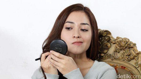 Intip Nikita Willy Saat Dandan Yuk!