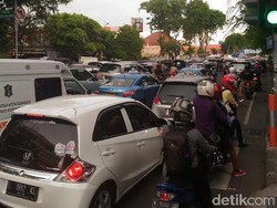 Buruh Demo di depan Grahadi, Kemacetan Terjadi di Jalan Gusur