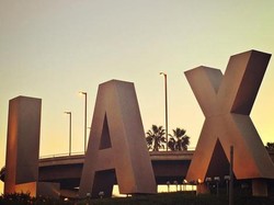 Aksi Nyeneleh Pria yang Lari ke Landasan Pacu Untuk Push Up