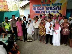 Pasangan Kakek Nenek Ini Akhirnya Nikah Resmi Setelah Siri 20 Tahun