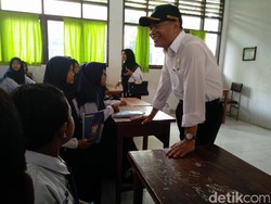 Kunjungi Pulau Baranglompo, Mendikbud Muhadjir Tinjau Pencairan KIP