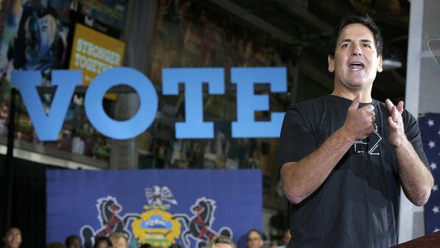 Businessman and NBA Dallas Mavericks owner Mark Cuban introduces U.S. Democratic presidential nominee Hillary Clinton at a campaign rally at Heinz Field in Pittsburgh, Pennsylvania, U.S. November 4, 2016.  REUTERS/Brian Snyder