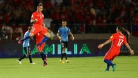 Eduardo Vargas menyamakan skor di pengujung babak pertama. REUTERS/Ivan Alvarado.