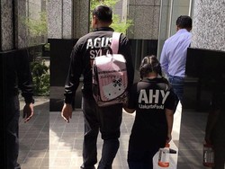 Kala Agus Yudhoyono Pakai Tas Hello Kitty Warna Pink