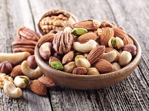 Apa Benar Minum Air Putih Setelah Makan Kacang Bisa Sebabkan Batuk?