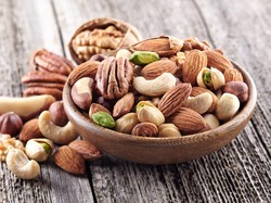 Apa Benar Minum Air Putih Setelah Makan Kacang Bisa Sebabkan Batuk?