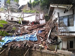 Pengembang Apartemen Hegarmanah Ganti Rugi Rumah yang Tertimpa Fondasi