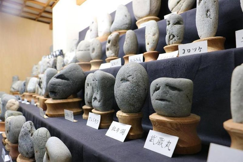 Chinsekikan, yang menyimpan batu-batu mirip wajah manusia Foto: (Indian Wells Arts Festival/Facebook)