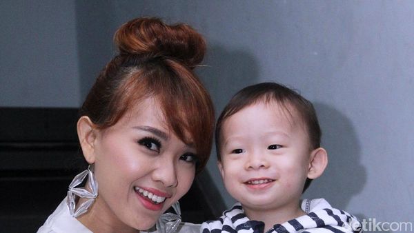 Keceriaan Winda Viska dan Buah Hatinya