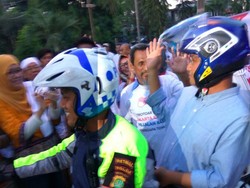 Gaya Anies Numpang Voorijder Saat Kampanye di Cakung