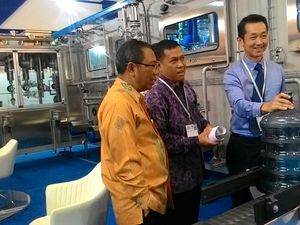 Mesin Ini Bisa Bersihkan 1.500 Tabung Galon Per Jam