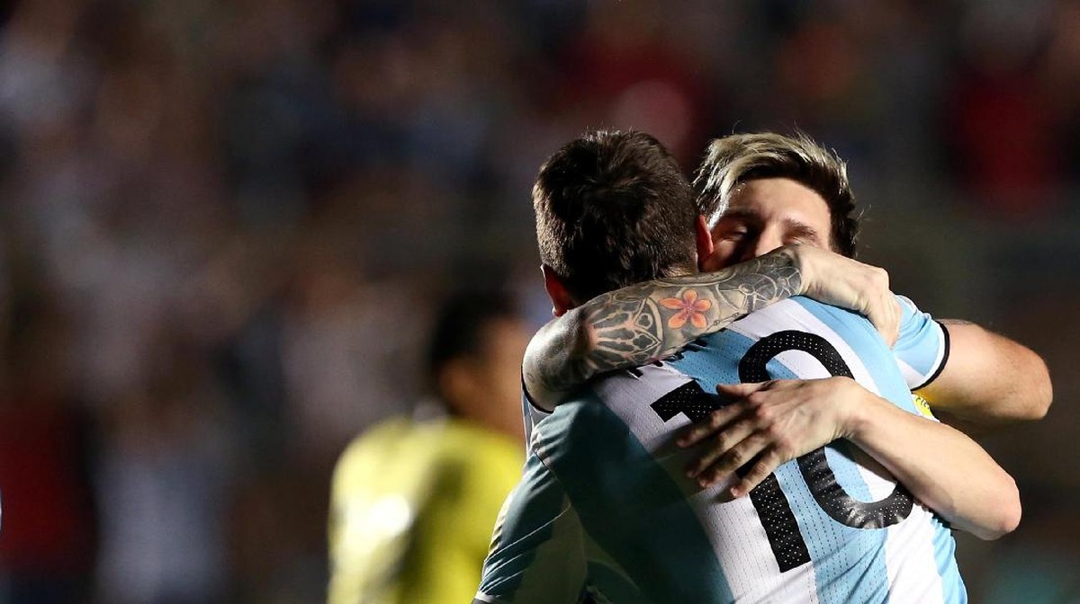 Lionel Messi merayakan kelolosan Argentina (REUTERS/Enrique Marcarian)