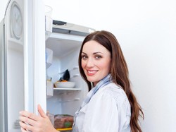 5 Manfaat Rajin Membersihkan Kulkas untuk Kesehatan dan Keuangan